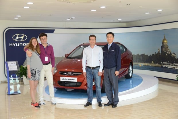 Покупатель 500 000-го автомобиля Solaris побывал на заводе Hyundai в Санкт-Петербурге