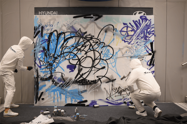 Перфоманс уличных художников в Hyundai MotorStudio