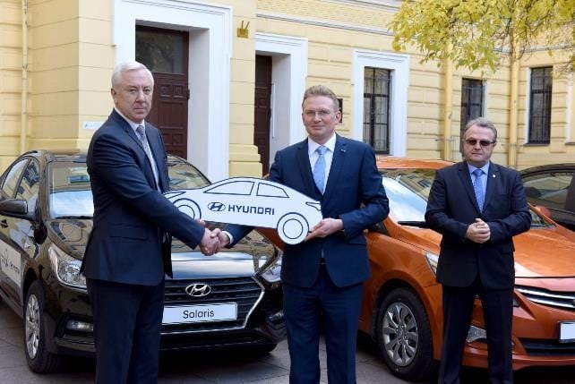 Российский завод компании Hyundai Motor передал три автомобиля Hyundai Solaris СПбГАСУ