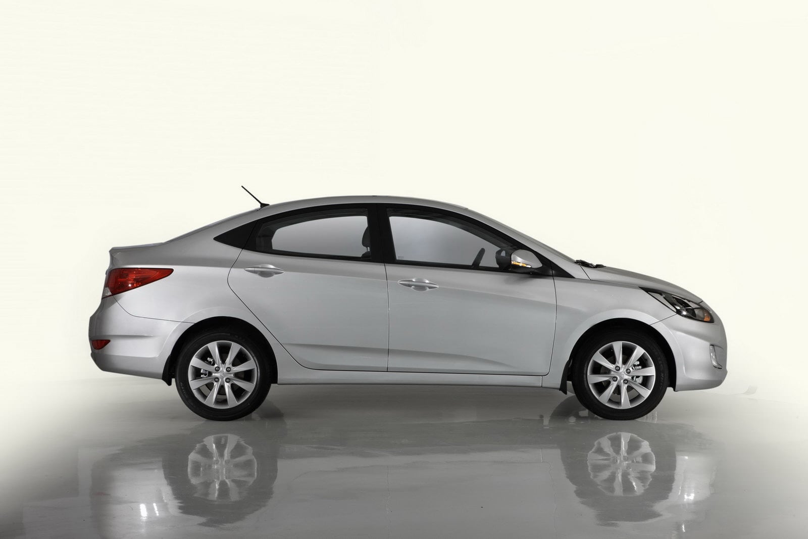 Hyundai представляет новый субкомпактный автомобиль Solaris