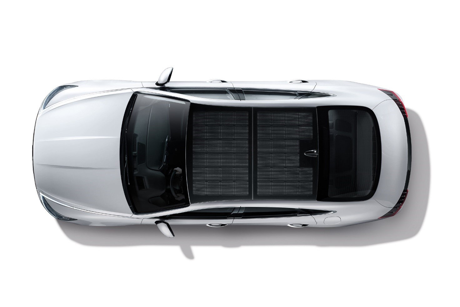 Hyundai представляет первый автомобиль с интегрированными солнечными батареями на крыше