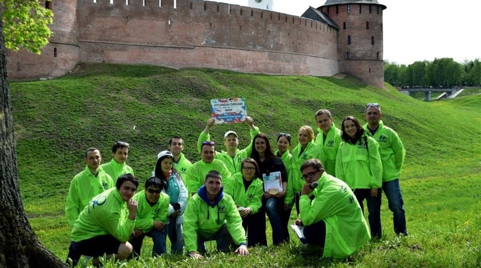 Волонтеры российского завода Hyundai Motor посетили Великий Новгород с социальными инициативами